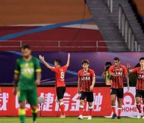 法甲巴黎补时争议头球绝杀里昂终结四连胜登顶引热议