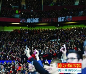  巴黎主场球迷横幅致敬即将离队功勋老臣  