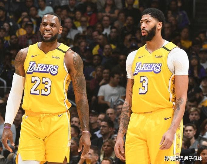NBA-詹姆斯三分绝杀快船，湖人终结对手12连胜登顶西部引热议